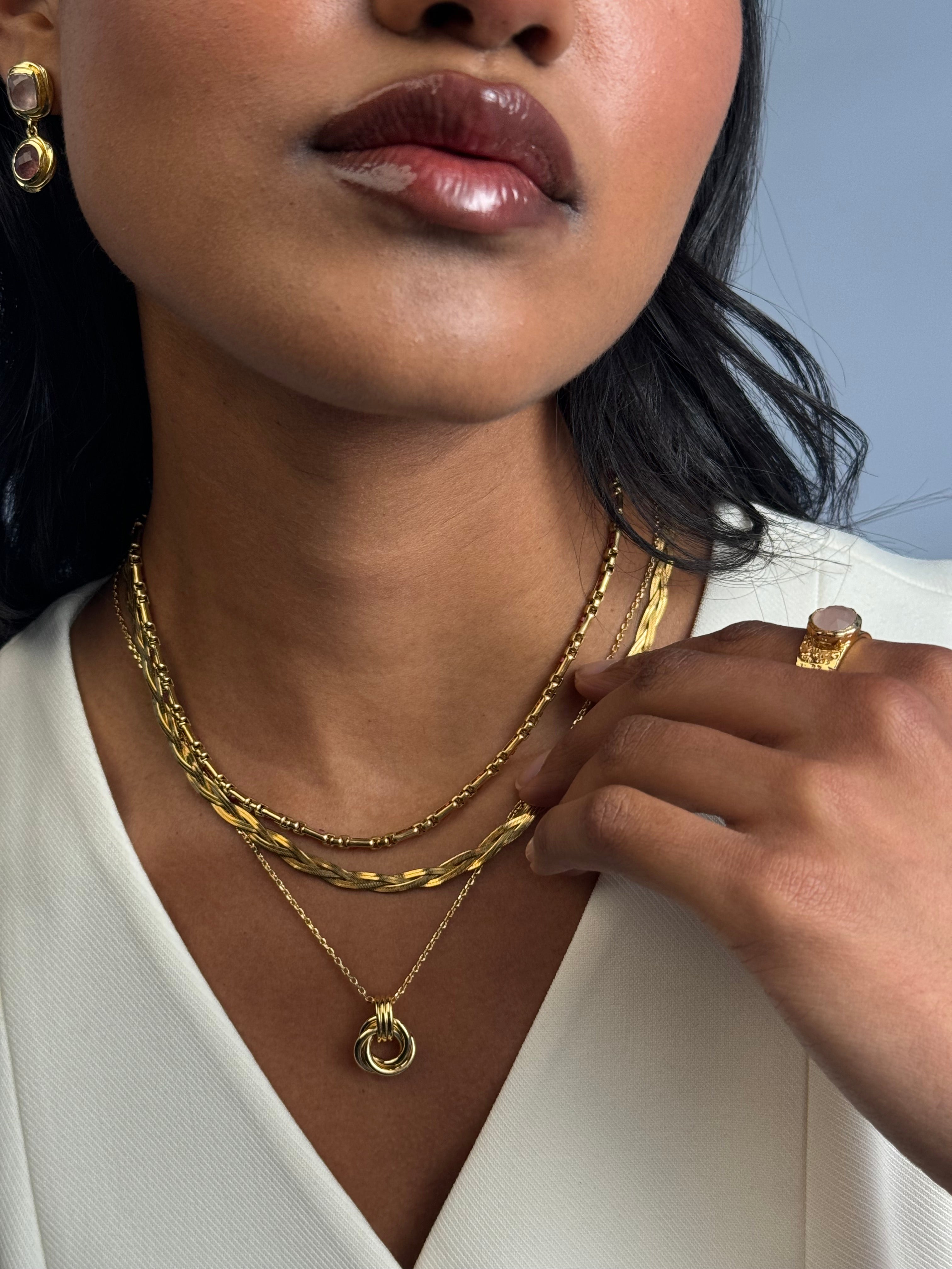 Smart Ways to Layer Your Necklaces Without Tangling