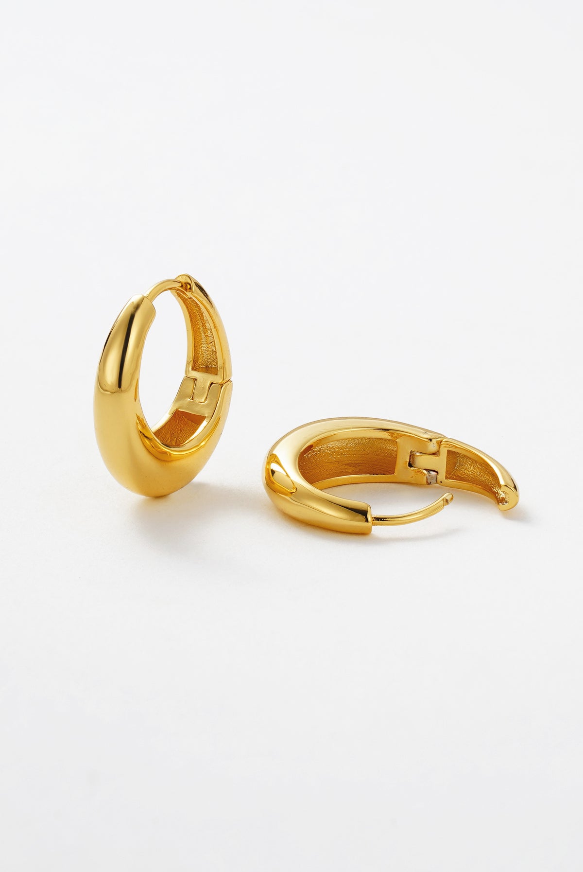 Gold Cleo Hoop Medium — Zafino Australia (5 of 5)
